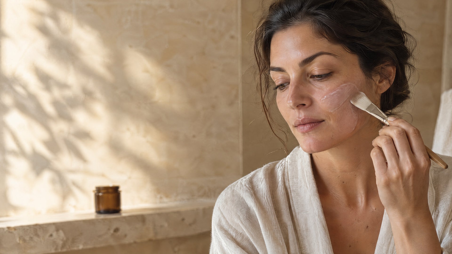 Donna che applica una maschera peeling sul viso con un pennello